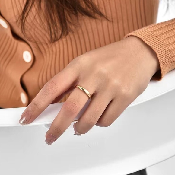 Ladies 18kt solid yellow gold 4mm classic dome wedding band NWT 7